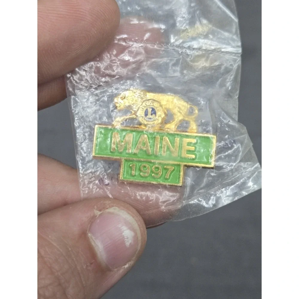 Lions‎ Club International Maine 1997 Convention Pin Green Gold Tone Lapel Pin